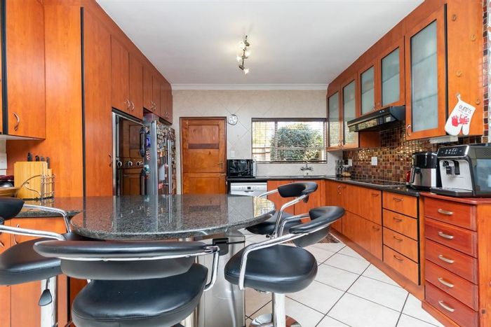 For Sale: House in Terenure with pool, double garage, and 3 bedrooms.