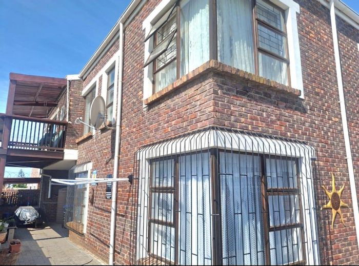 C Place House For Sale: 3 beds, sea views, converted garage, central location.
