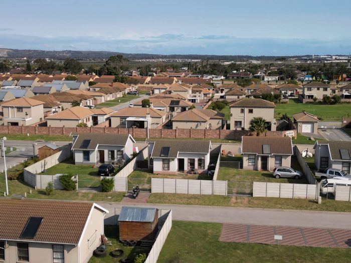 For Sale: Parsonsvlei Townhouse, 2 Bedrooms, Freestanding, Enclosed Yard, 300 m² Land.