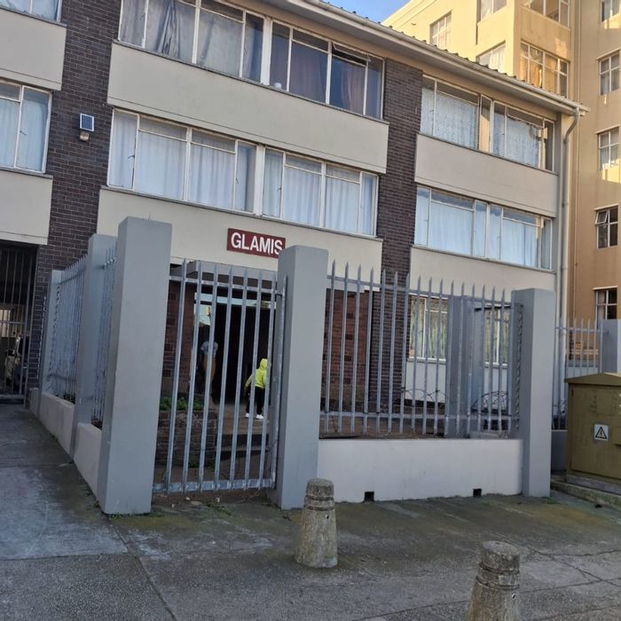 For Sale: Tenanted 1-Bedroom Apartment in Port Elizabeth Central, Rental Income R4500/month.