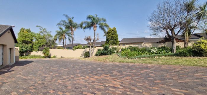 Buccleuch Townhouse For Sale: 3 Bedrooms, 24/7 Security, Pool, Gardens, Near Amenities.