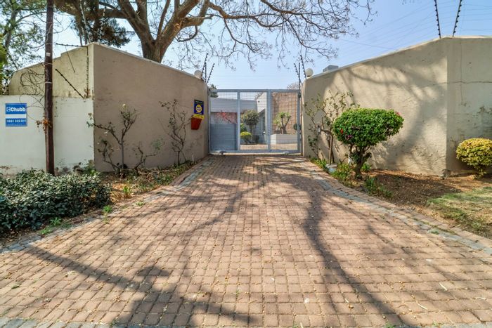 For Sale: Spacious Bryanbrink house with 6 bedrooms, pool, and rental units.