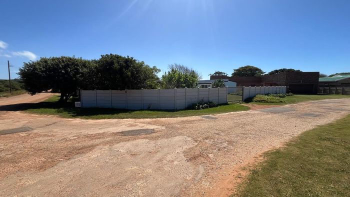 House For Sale in Paradise Beach: Spacious erf, garage, and investment potential.
