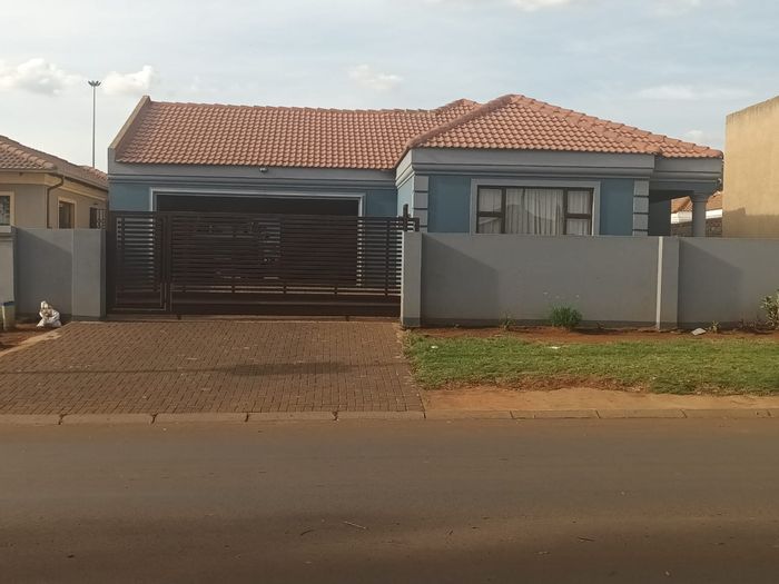 For Sale: 3-bedroom house in Vosloorus with double garage and outside room.