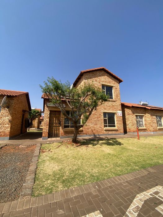 Dawn Park Townhouse For Sale: 3 bedrooms, security complex, prepaid electricity, parking.