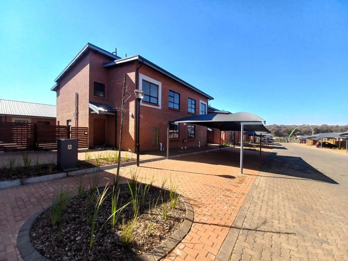 Brookhaven Townhouse To Rent: 3 beds, private garden, fibre ready, security features.