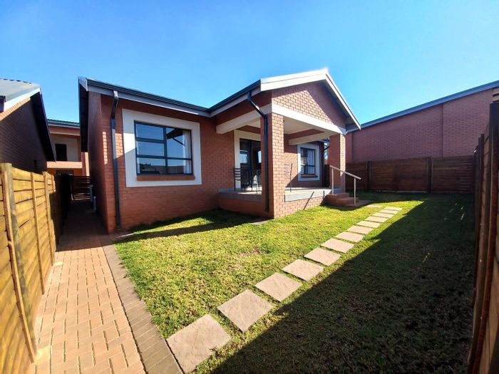 Townhouse To Rent in Brookehaven: 3 beds, private garden, fibre-ready, pet-friendly.