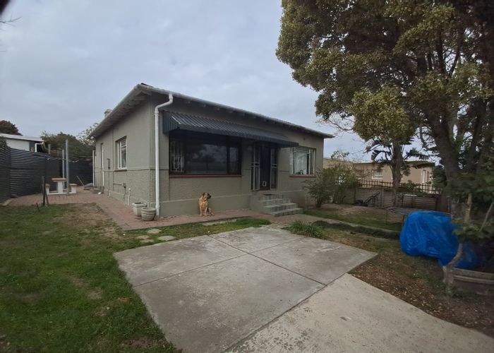 George South House For Sale: 3 beds, flat, pool, braai area, investment potential.