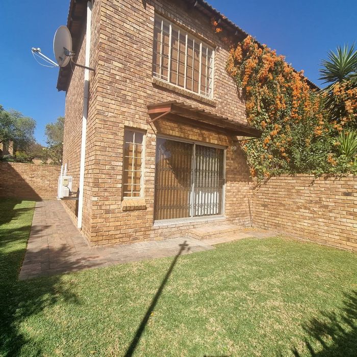 Wilgeheuwel Apartment To Rent: Duplex with garden, double carport, pet-friendly policy.