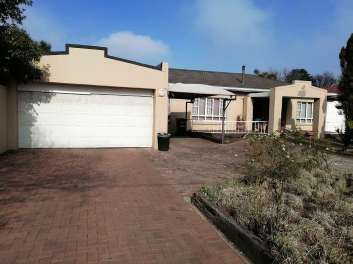 House for Sale in Selcourt: Pool, Flatlet, Spacious Living, Close to Amenities.