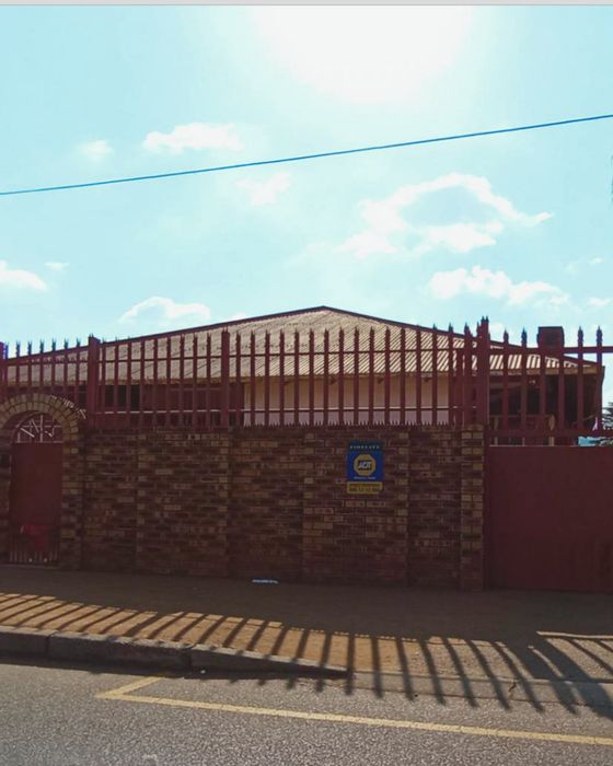 Kensington House For Sale: 3 beds, 2 baths, large stand, investment potential.