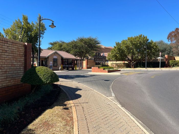 Eldoraigne Townhouse For Sale: 2 beds, pet-friendly, community amenities, secure living.