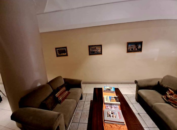 For Sale: Bellville Central Apartment with fitted kitchen, lift access, ideal for students.