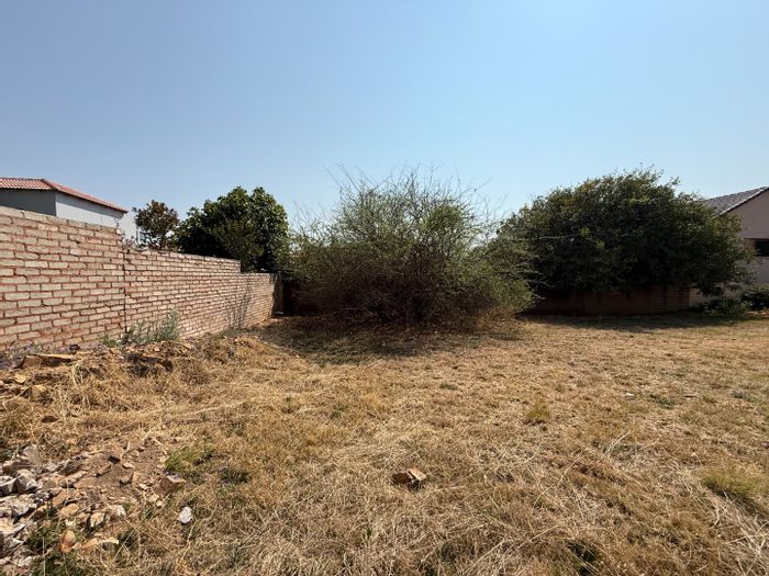 Vacant Land Residential For Sale in Xanadu: Secure 358 m² stand for mature buyers.
