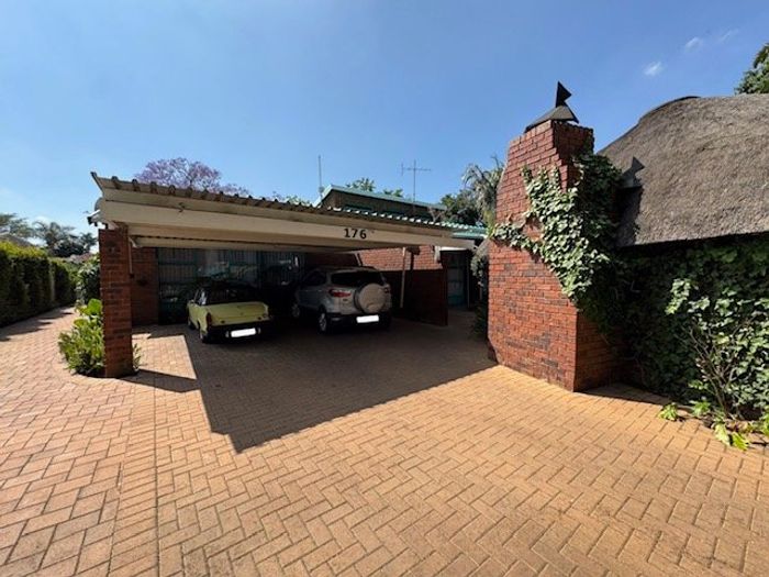 Edleen House For Sale: 3 Bedrooms, pool, garage, carports, spacious living areas.