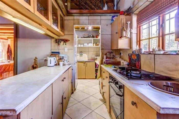 For Sale: House in Van Riebeeck Park with 3 homes, ideal for families or rentals.