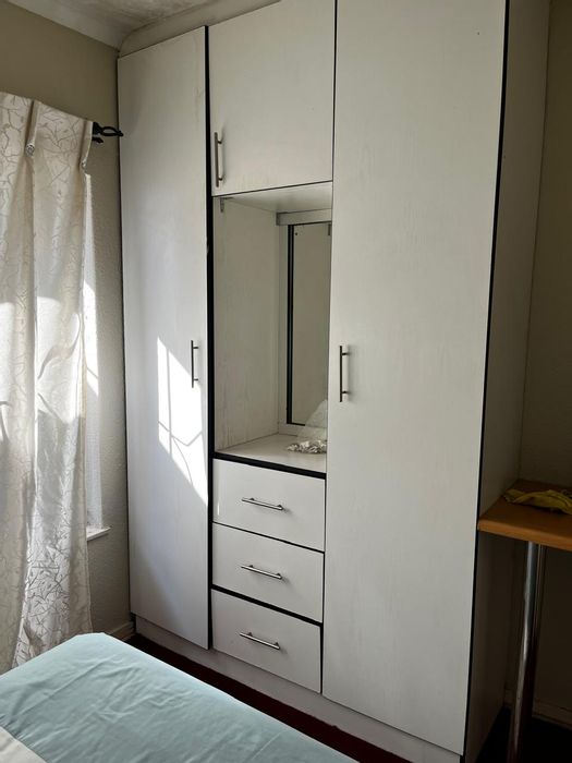 Cozy bachelor apartment in Crystal Park, includes kitchen, parking, and Wi-Fi option.