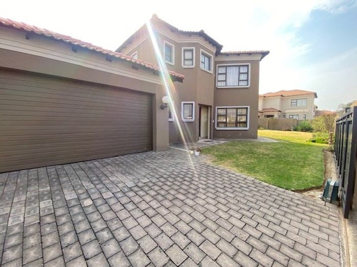 For Sale: House in Sonneveld with 3 bedrooms, double garage, and spacious yard.