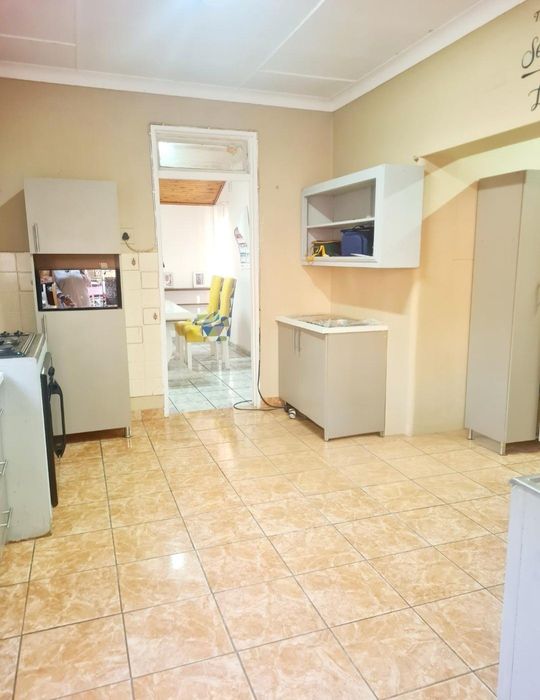 Vanderbijlpark Central House For Sale: Spacious 3-bed, flatlet, large stand, carport.