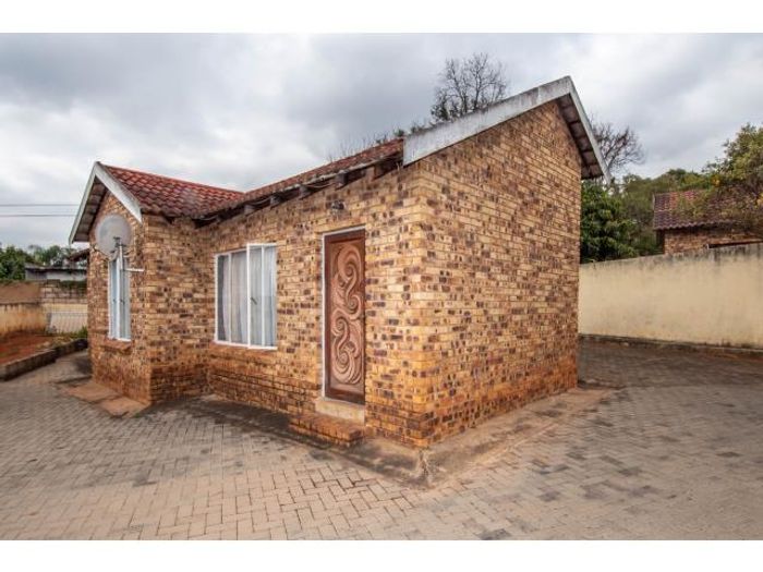 House For Sale in Kingsview Ext 3: 3 Bedrooms, paved yard, double carport.
