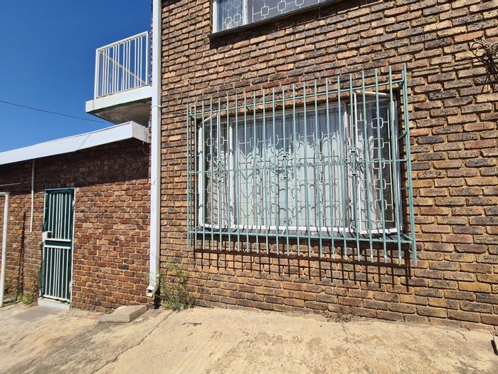 To Rent: Apartment in Laudium, 2 bedrooms, garage, close to amenities.