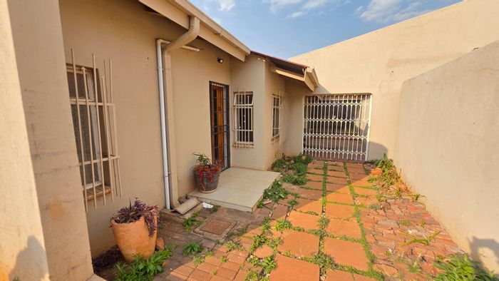 3-Bedroom House To Rent in Laudium with private yard and pet-friendly policy.
