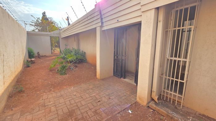 To Rent: 3-Bedroom Apartment in Laudium with Private Yard and Parking.