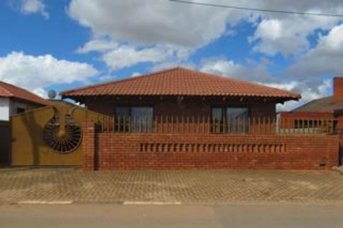 Doornkop House For Sale: 3 Bedrooms, spacious yard, close to amenities.