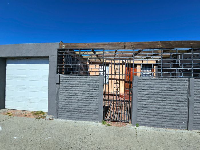 Rocklands House For Sale: 2 Bedrooms, En-suite, Open Plan Living, Close to Schools.