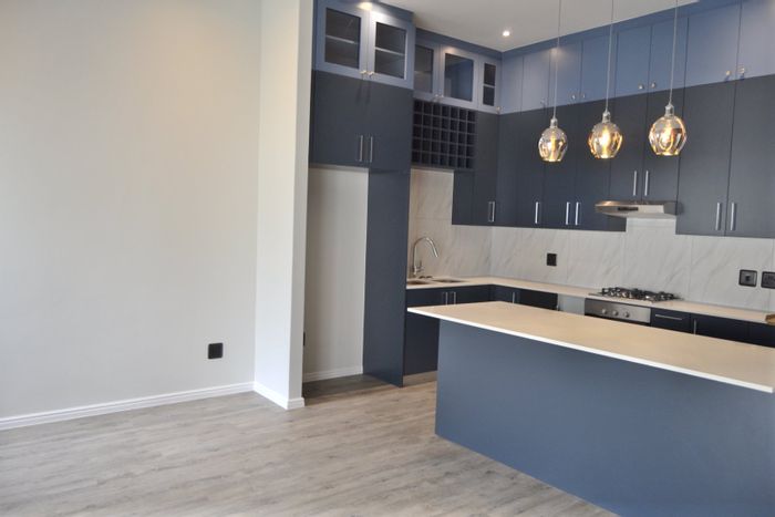 House For Sale in Somerset Lakes: Customizable layout, pet-friendly, 24/7 security.