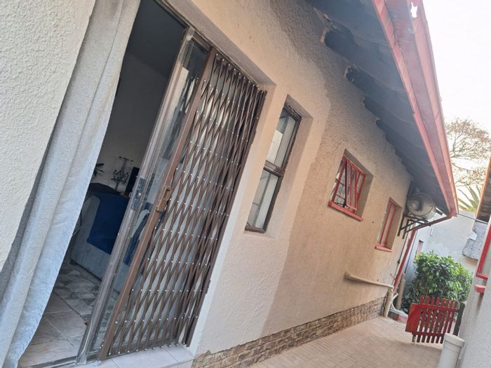 1-bedroom apartment in Croydon with secure parking and private entrance, To Rent.