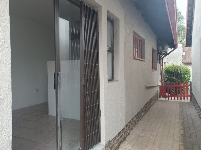 Croydon Apartment To Rent: Open-plan living, 1 bed, secure parking, no pets.