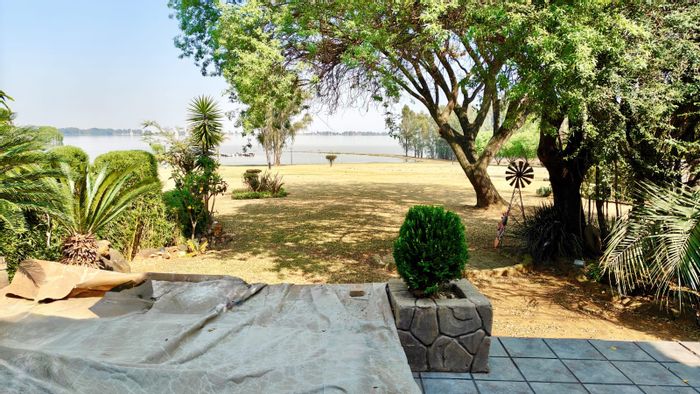 House for Sale in Vaal Marina Central: 3 beds, waterfront views, pet-friendly, garage.