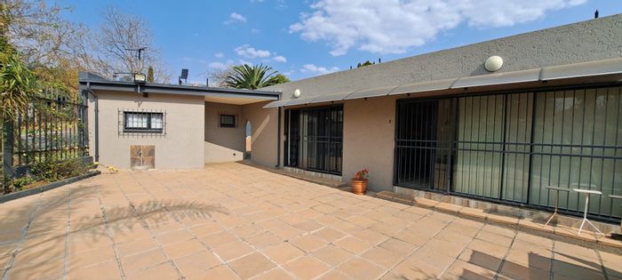 Isandovale Townhouse To Rent: 2 en-suite bedrooms, open-plan living, pets allowed.