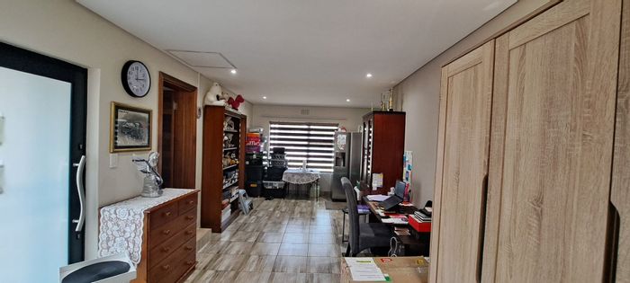 Isandovale Townhouse To Rent: 2 en-suite bedrooms, open-plan living, pets allowed.