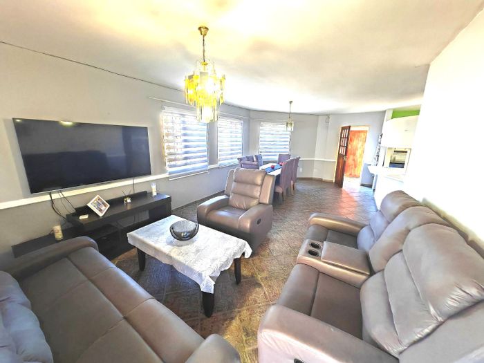 Pellissier Townhouse For Sale: 3 Bedrooms, communal pool, secure parking, extra storeroom.