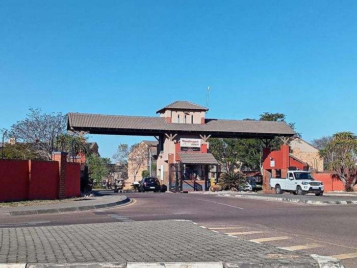 For Sale: 2 Bedroom Apartment in Karenpark, near Wonderpark Mall, ideal for couples.