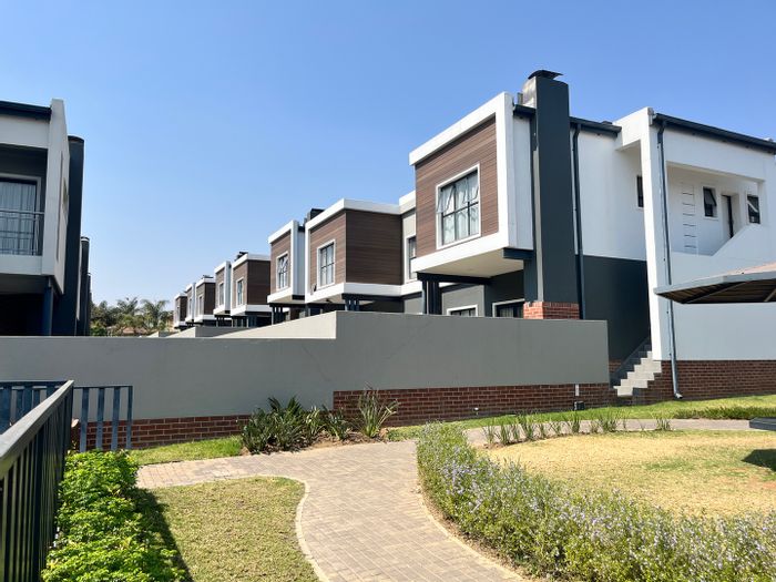 Sunninghill Townhouse For Sale: 3 beds, double garage, private garden, pool access.