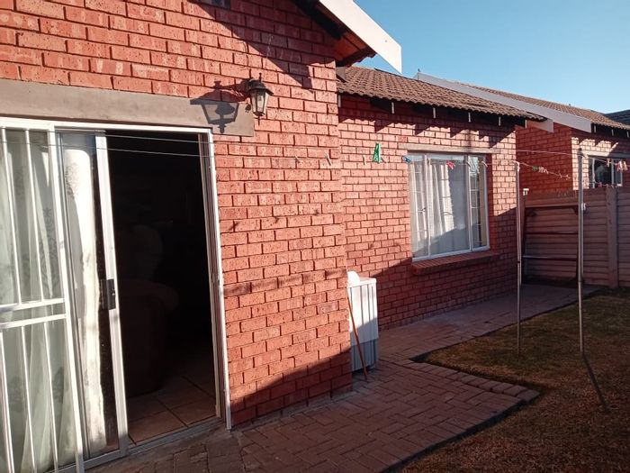 Noordhoek Townhouse For Sale: 2 Bedrooms, Open Plan Living, Secure Complex.