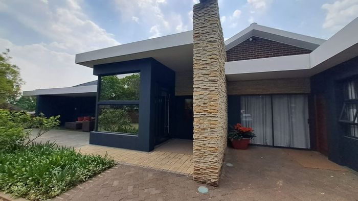 Langenhovenpark House For Sale: Versatile space, garden, security features, ample parking.