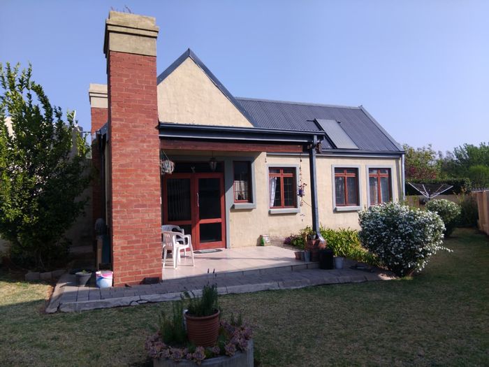 Equestria House For Sale: 3 beds, double garage, large garden, secure estate.