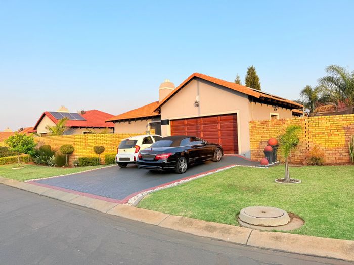 For Sale: 3-Bedroom House in Monavoni with Secure Estate, Garage, and Garden.