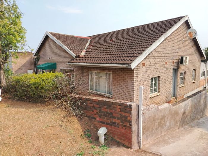 Raisethorpe House For Sale: 4-bed, 2 flatlets, spacious backyard, great investment.