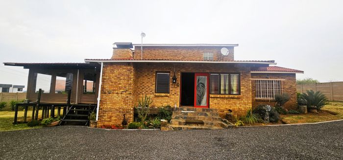 5-Bedroom House For Sale in Vaal Marina Central with dam views and double garages.