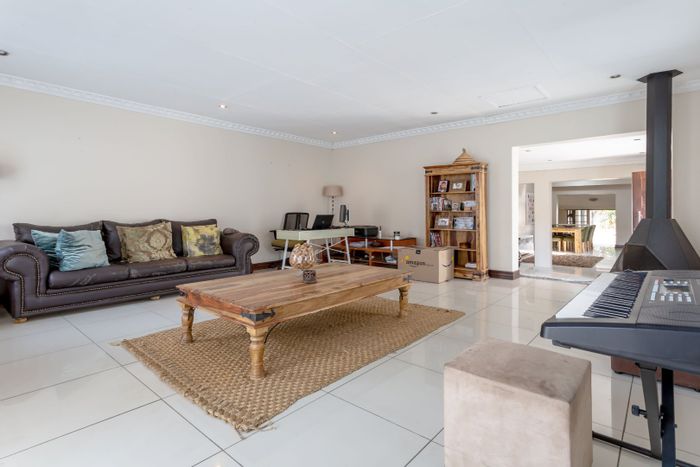 Sharonlea House For Sale: Spacious home with pool, bar, and security features.