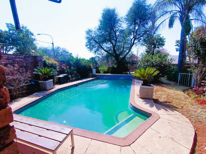 Eldoraigne House To Rent: 3 Bedrooms, pool, study, entertainment areas, large garden.