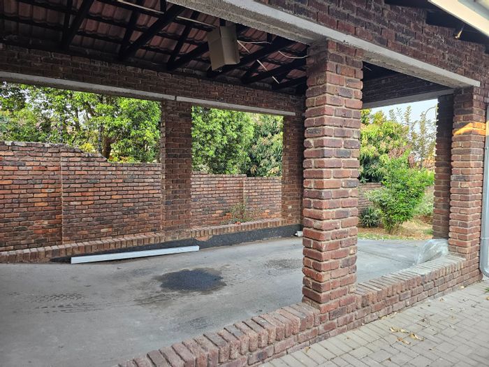 House to Rent in Kingsview Ext 2: 2 Bedrooms, 2 Bathrooms, Carport, Spacious Lounge.