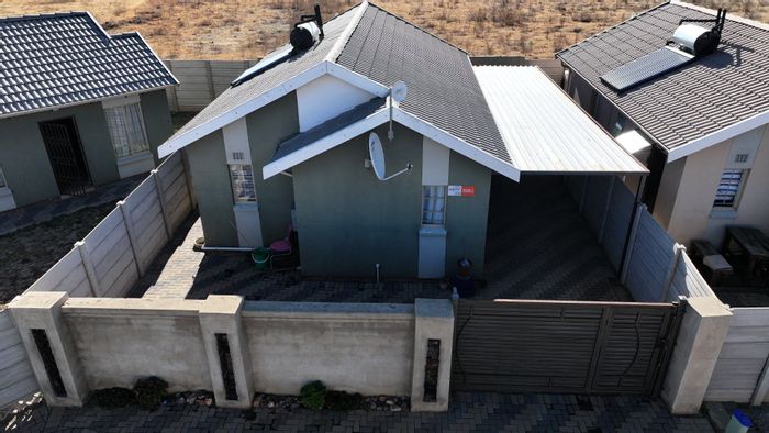 Sky City House For Sale: 3 beds, pet-friendly garden, prepaid electricity, fibre internet.