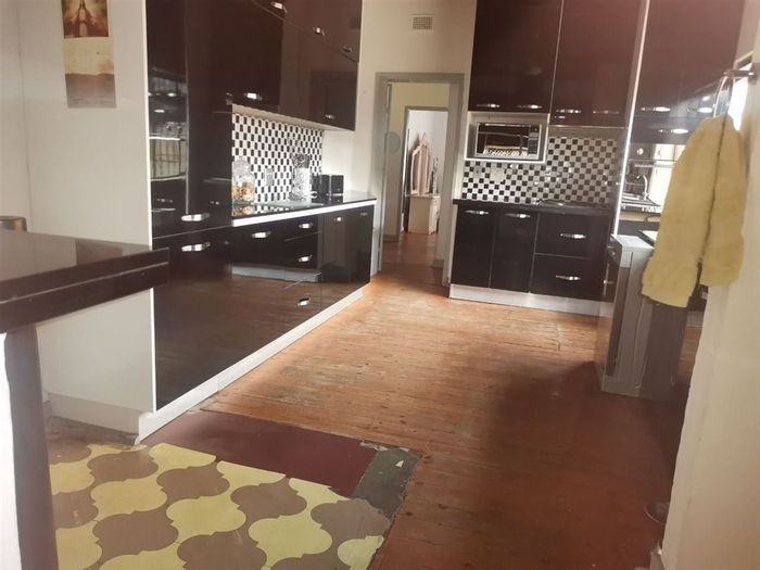 Daggafontein House For Sale: 3 Bedrooms, pool, ample parking, secure location.