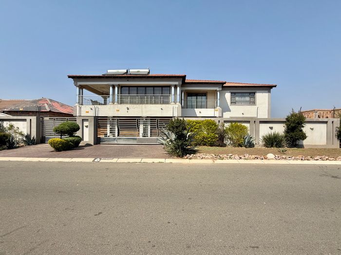 For Sale: Spacious 9-bedroom house in Aerorand with 3 garages and prime amenities.